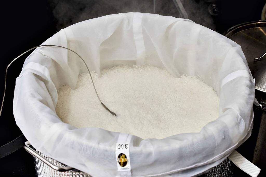 PRODUÇÃO ARTESANAL - O arroz é aquecido no vapor durante o processo de fabricação da bebida: a receita simples de fermentação, que se assemelha à da cerveja, facilita a abertura de pequenas saquerias que começam a brotar