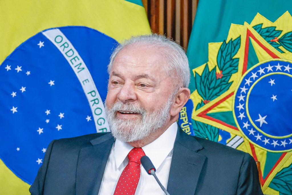 O presidente Lula durante reunião com ministros