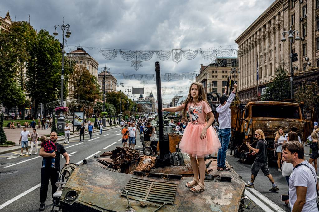 AO AR LIVRE - Nas ruas de Kiev: marcas da guerra formam museu a céu aberto