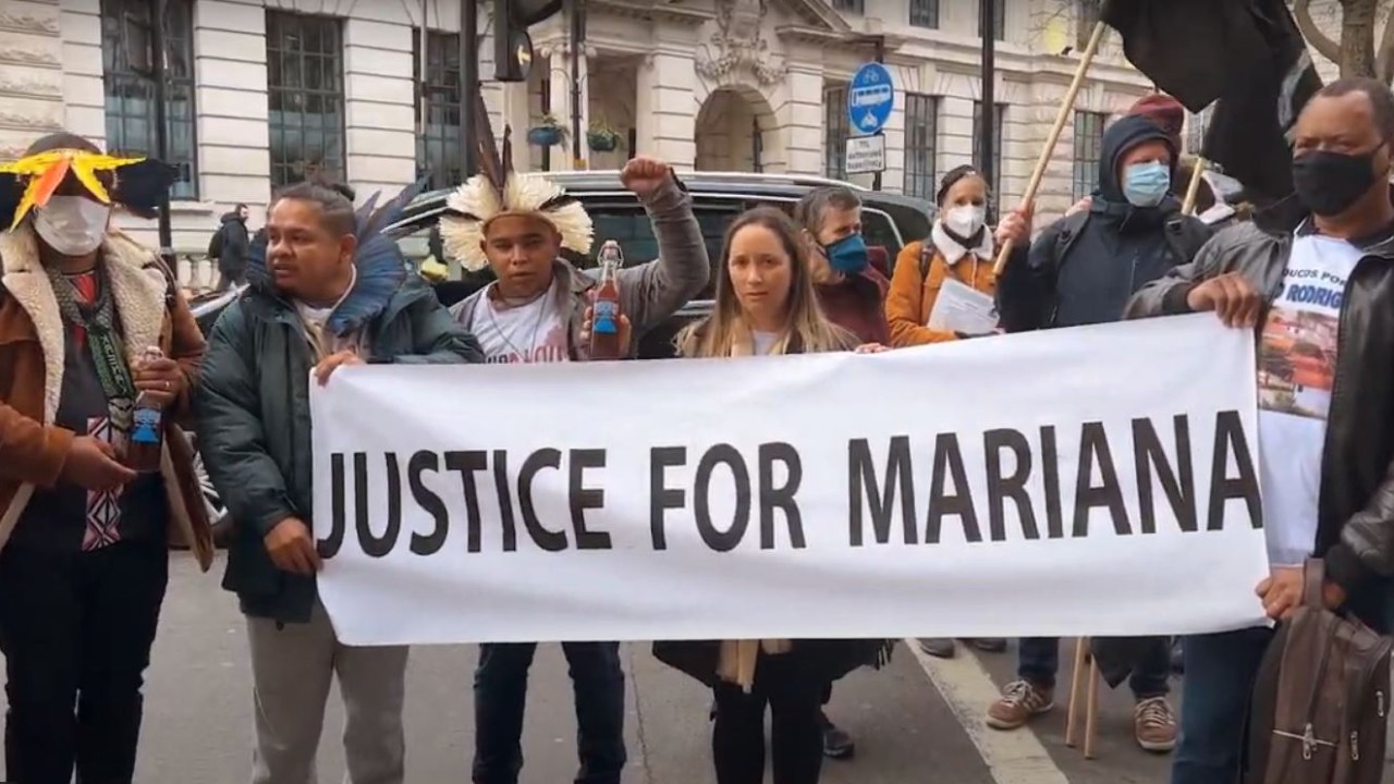 Vítimas da tragédia de Mariana durante manifestação em frente à Corte de Apelação do Reino Unido, que decidiu pela sequência de ação judicial contra a mineradora BHP