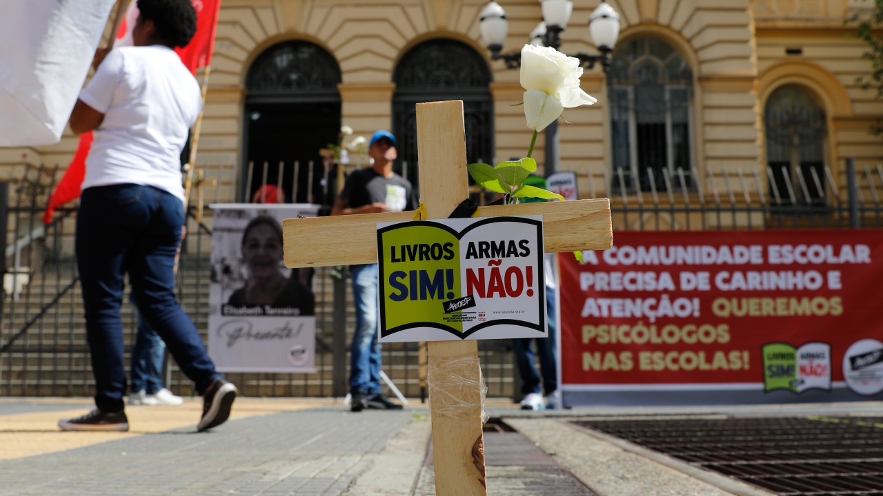 Professores de São Paulo protestam contra a violência nas escolas em frente à Secretaria de Educação, na Praça da República, após o ataque na escola Thomazia Montoro