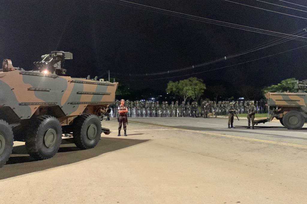 TENSÃO - Blindados: o Exército cercou a área onde estavam os manifestantes