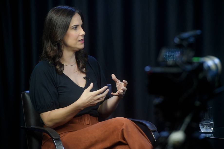 A jornalista Clarissa Oliveira durante a gravação do programa Amarelas On Air, de Veja