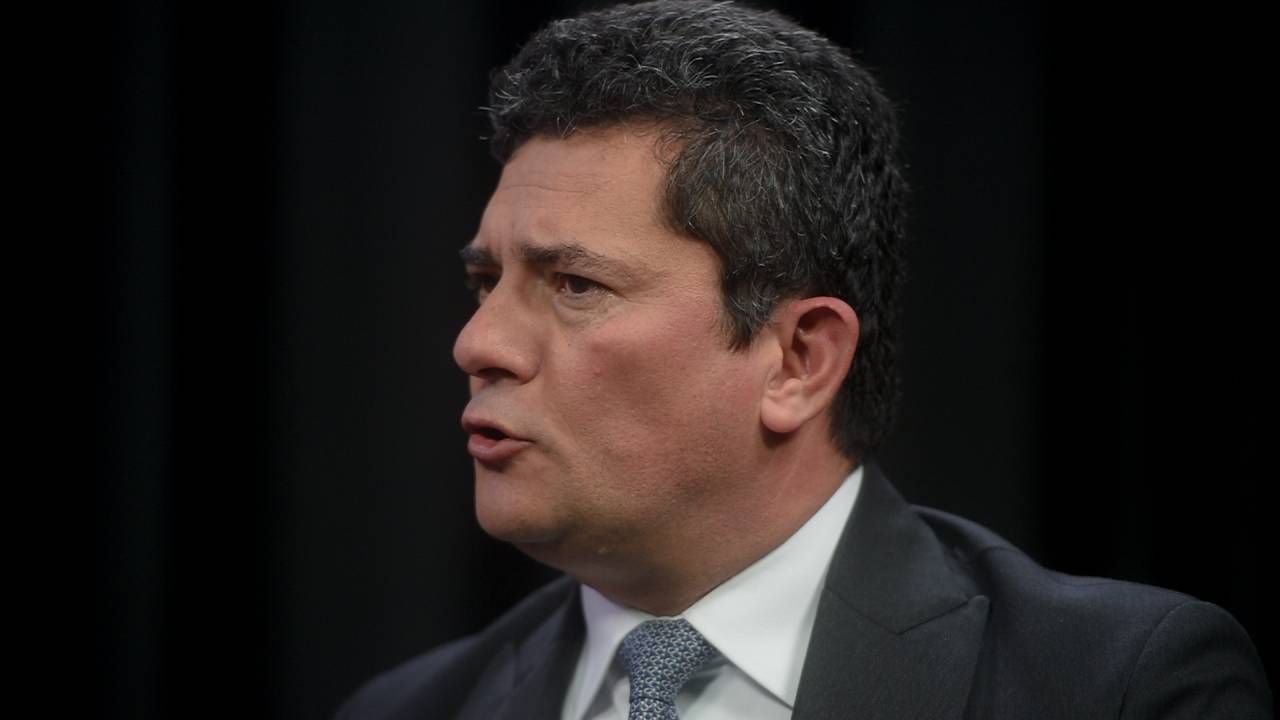 Senador responde a duas acusações, vindas do PT e do PL, de abuso do poder econômico durante a pré-campanha de 2022