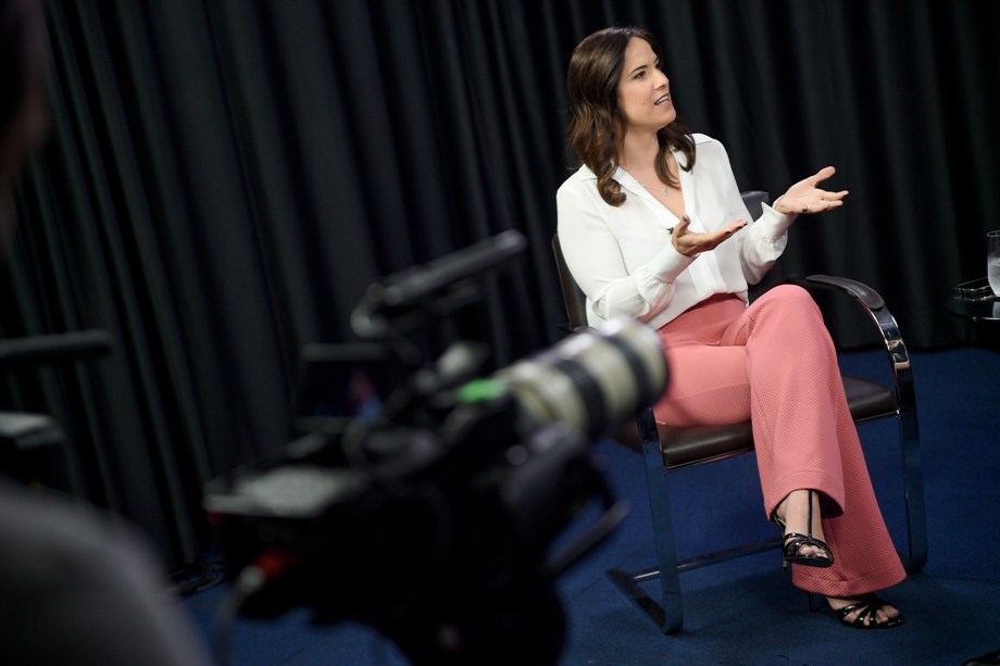 A jornalista Clarissa Oliveira durante a gravação do programa Amarelas On Air, de Veja