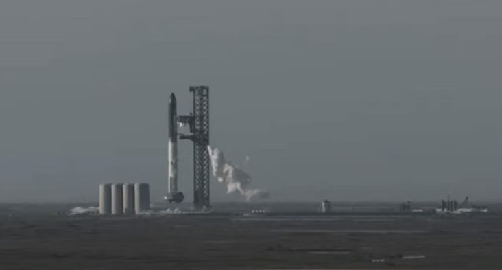 O foguete Starship, da SpaceX, pouco antes do lançamento ser cancelado, no sul do Texas -