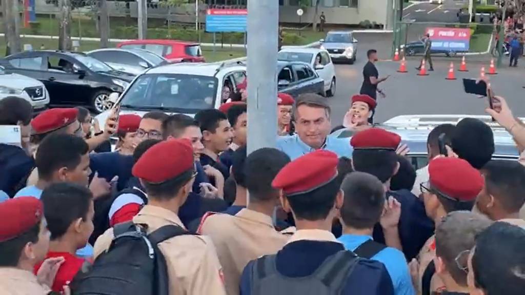 Bolsonaro volta às ruas e é tietado por alunos de colégio militar no DF
