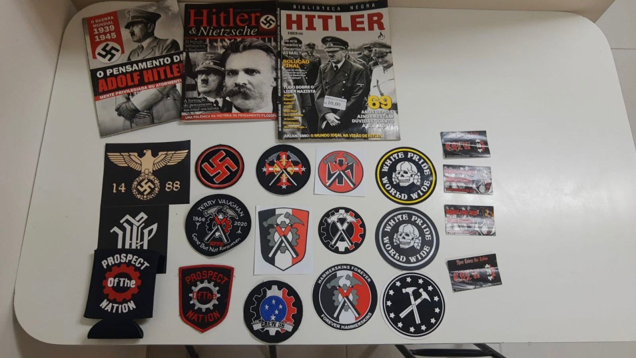 Material apreendido na casa de um dos líderes do grupo neonazista