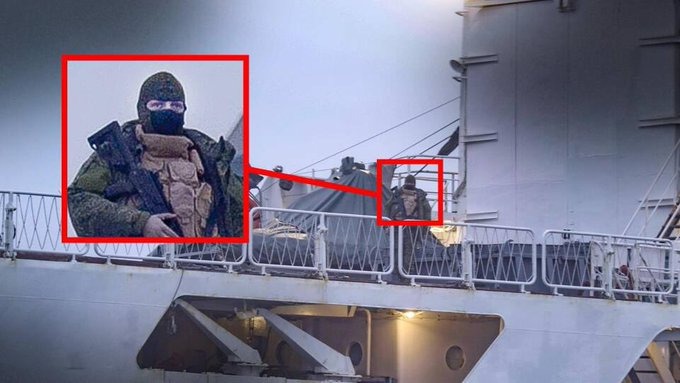 Equipe de jornalistas vai até o navio de pesquisa russo e é recebido por pessoal armado a bordo.