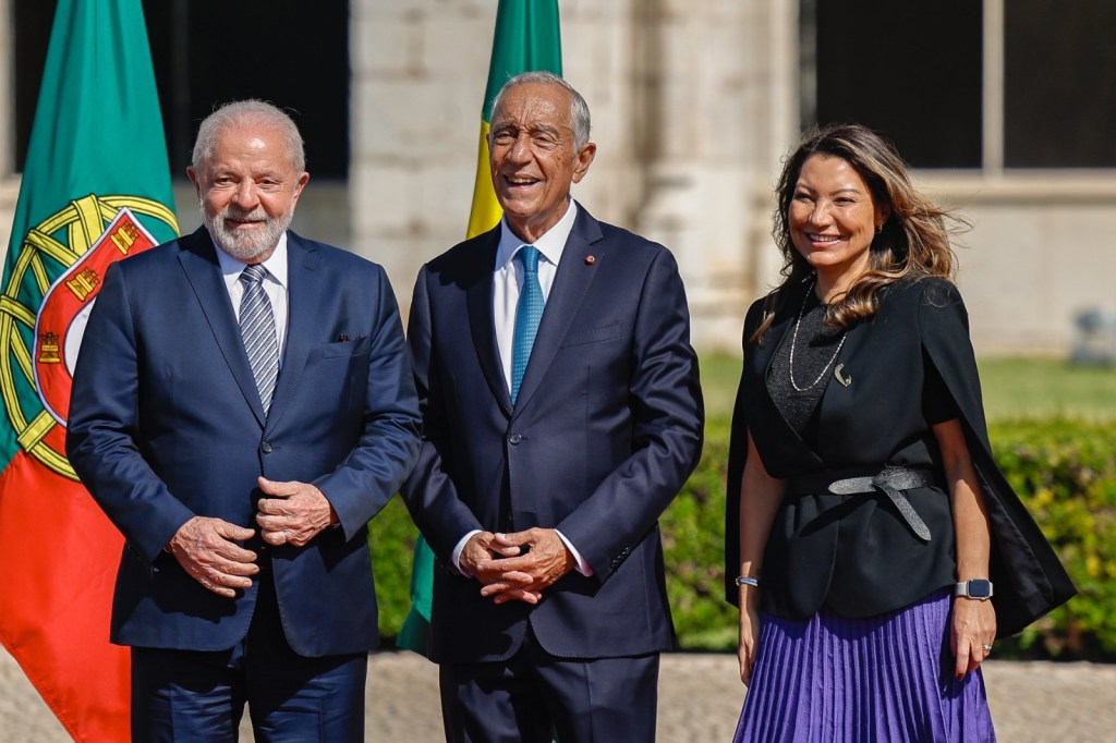 Lula e Janja posam com o presidente português Marcelo Rebelo de Sousa durante visita oficial a Portugal (22/04/2023)