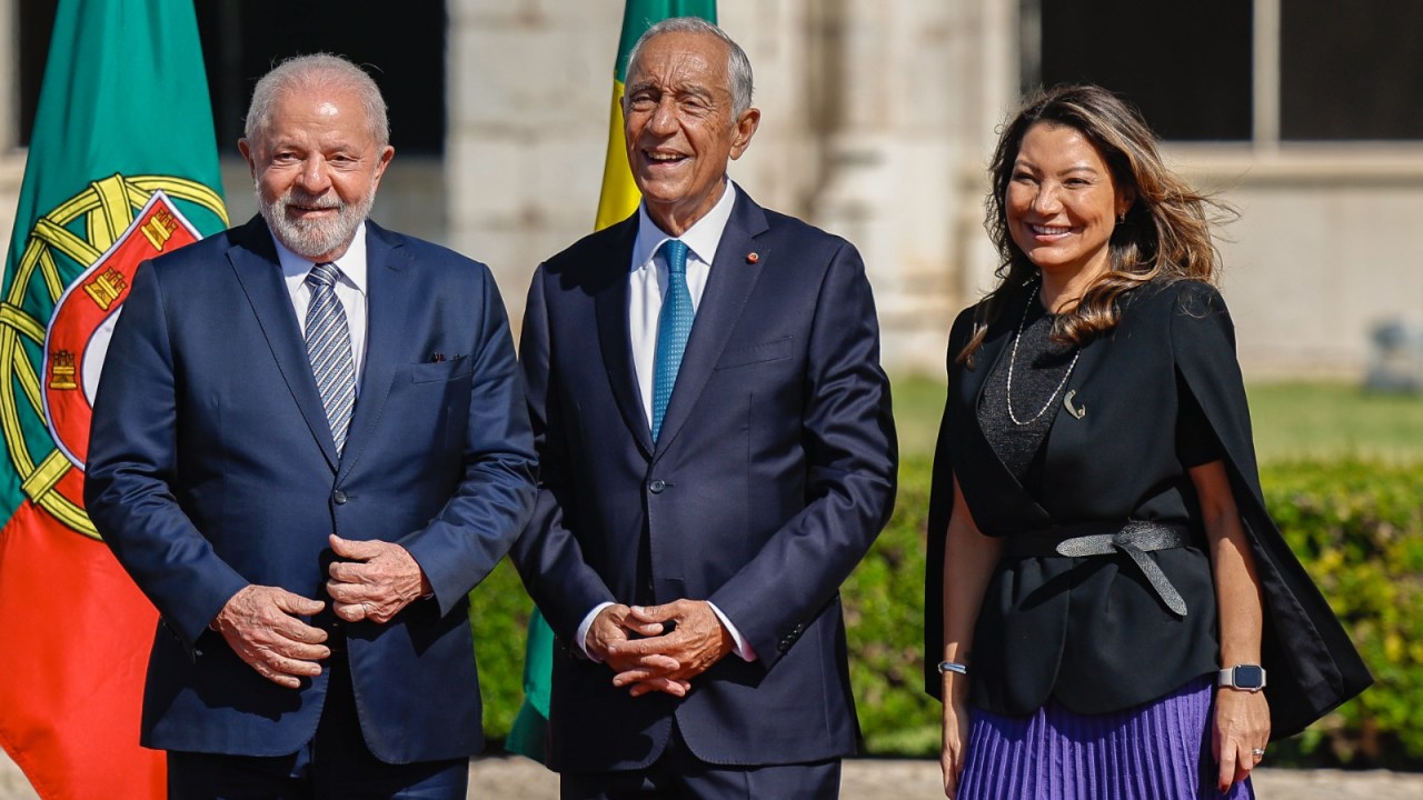 Lula e Janja posam com o presidente português Marcelo Rebelo de Sousa durante visita oficial a Portugal (22/04/2023)