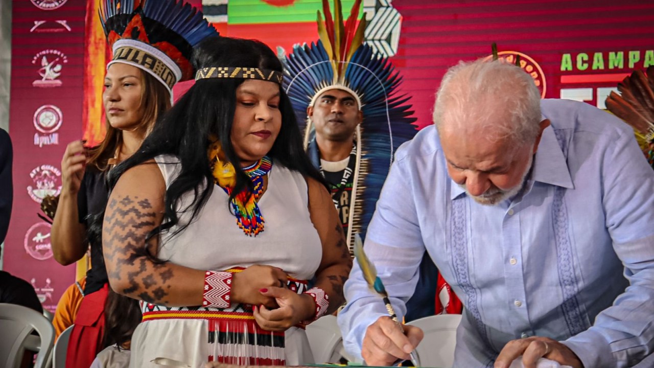 Lula e Sonia Guajajara assinam demarcação de seis terras indígenas