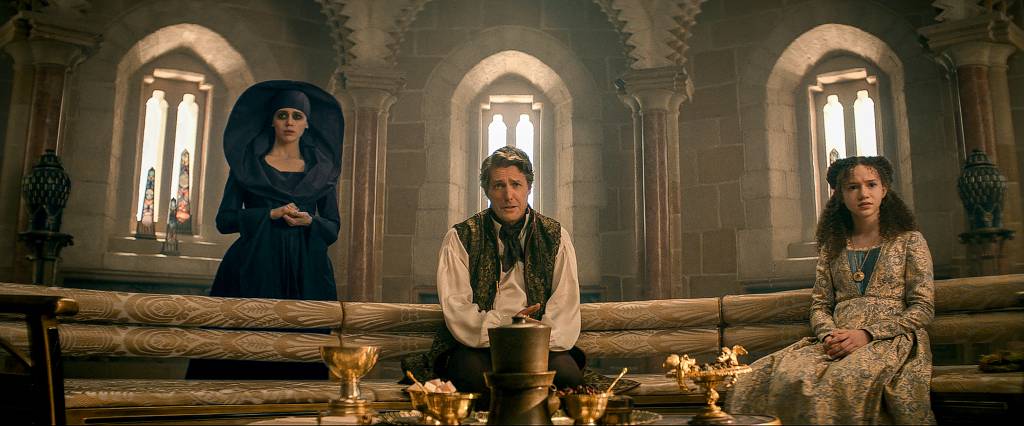 abre simples FILME – DUNGEONS AND DRAGONS 2023 c.jpg DO OUTRO LADO - Daisy Head, Hugh Grant e Chloe Coleman em cena: uma garota manipulada por um vilão impagável