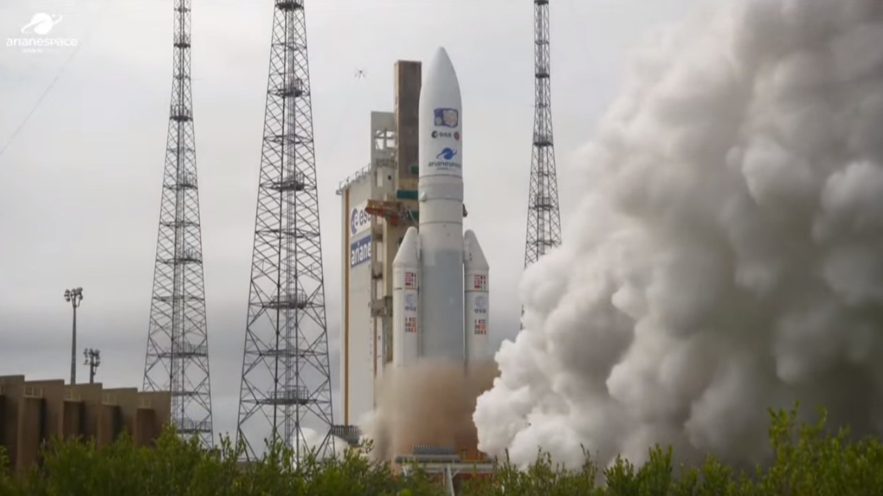 O foguete Ariane 5, da ESA, que leva a sonda Juice, levanta voo do Centro Espacial da Guiana, em Kourou, na Guiana Francesa -