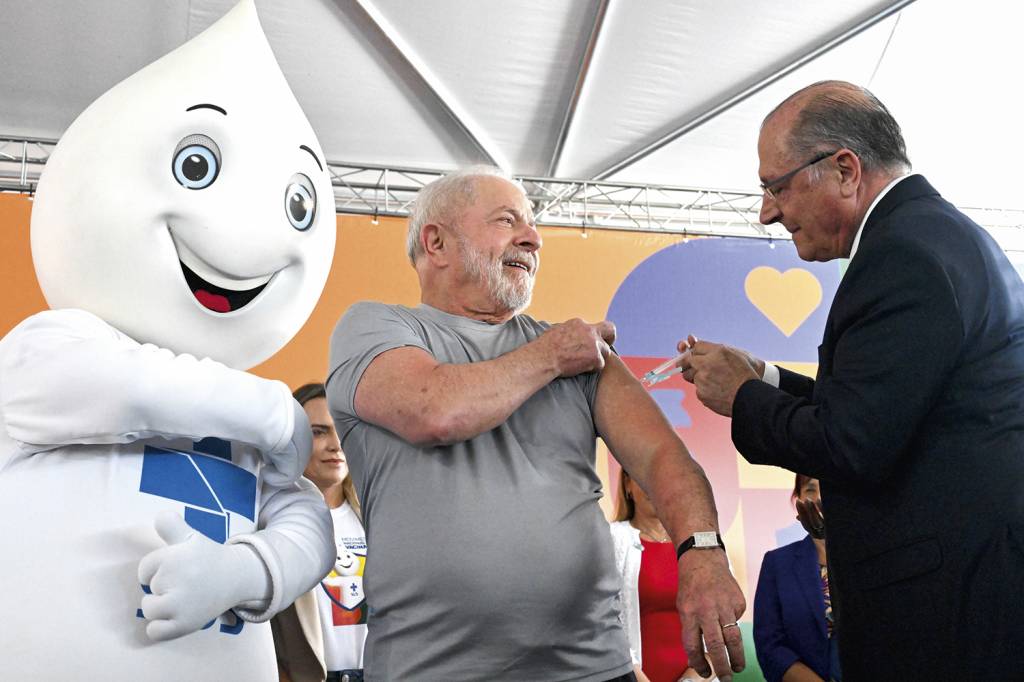 PARCERIA - Ao vacinar Lula: o presidente hoje confia mais em seu vice do que em muitos companheiros do partido