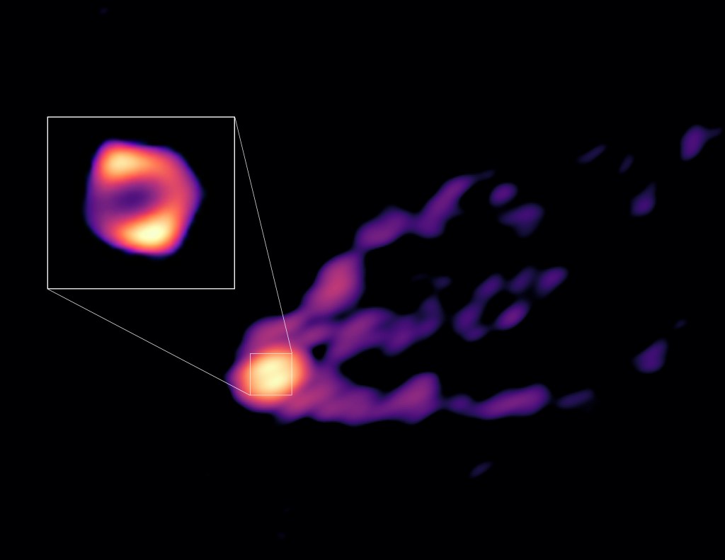 Imagem do buraco negro no centro da galáxia M8 é registro inédito de sombra e jato de plasma ao mesmo tempo