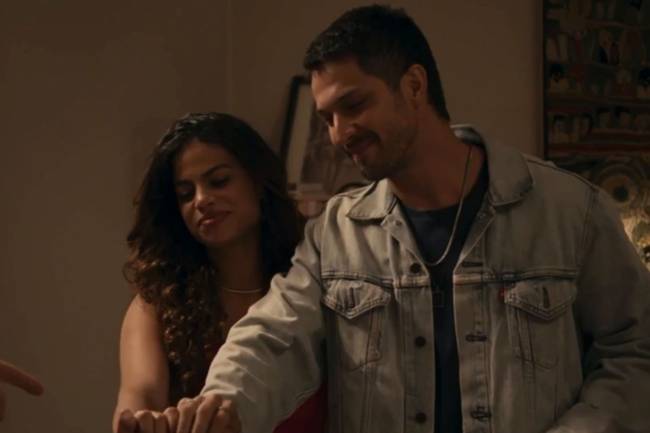 globo-travessia-clara-buarque-romulo-estrela Bia (Clara Buarque) e Oto (Romulo Estrela) em cena de 'Travessia'