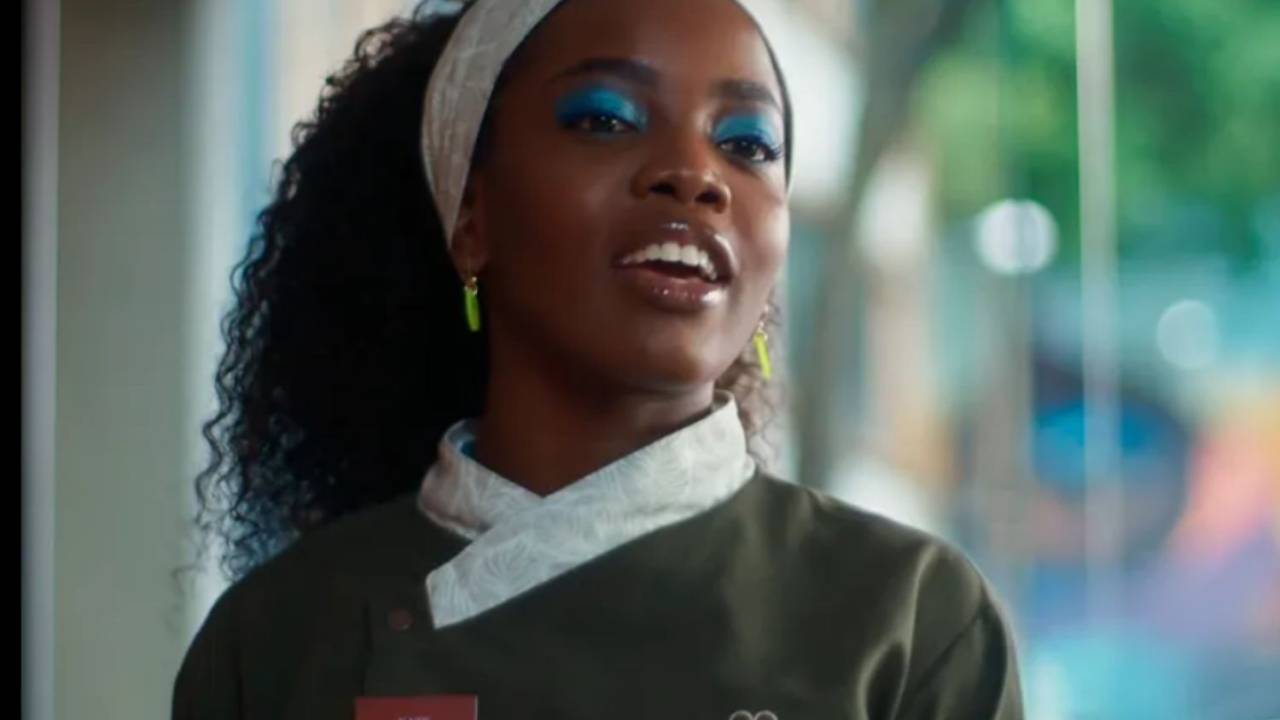 Clara Moneke como Kate em 'Vai na Fé'