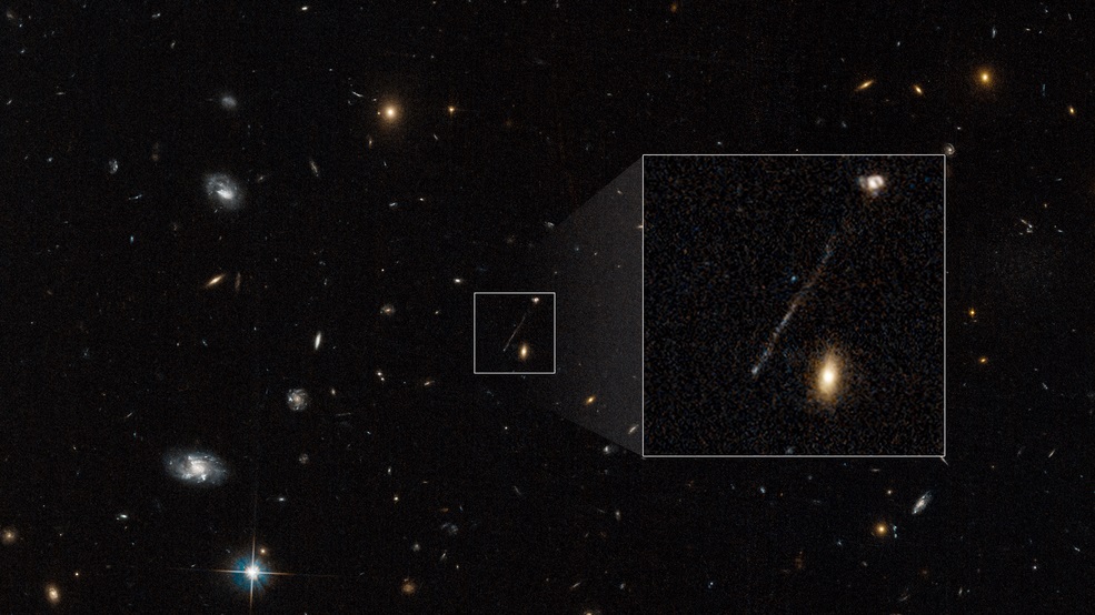 Captura feita pelo Hubble que mostra o rastro de estrelas deixado pelo buraco negro -