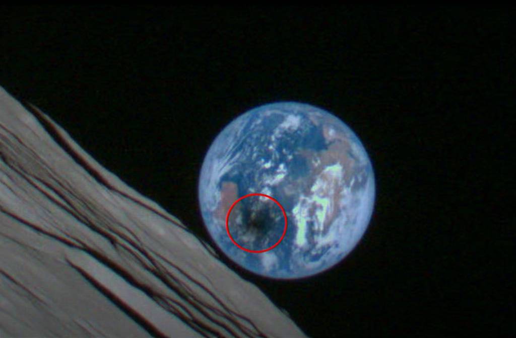 Circulo vermelho destaca sombra feita pela Lua na superfície terrestre durante eclipse solar