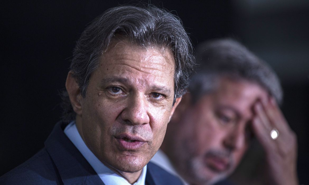 Fernando Haddad, com Arthur Lira ao fundo