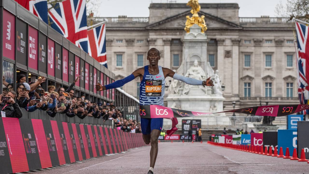 O vencedor da prova masculina, o queniano Kelvin Kiptum, que fez o segundo melhor tempo da história -