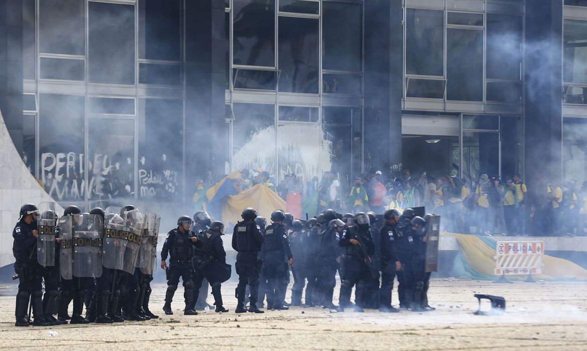 Manifestantes golpistas invadem Congresso, STF e Palácio do Planalto no dia 8 de janeiro de 2023