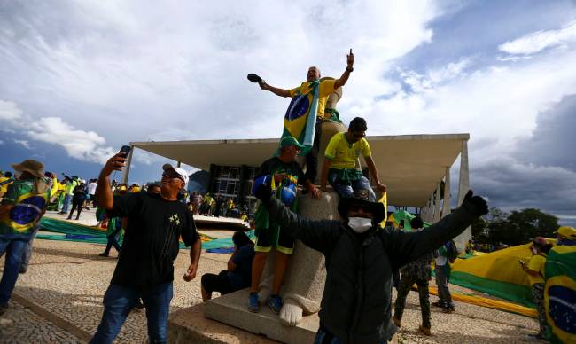 Manifestantes invadem Congresso, STF e Palácio do Planalto. Golpistas invadem Congresso, STF e Palácio do Planalto no dia 8 de janeiro