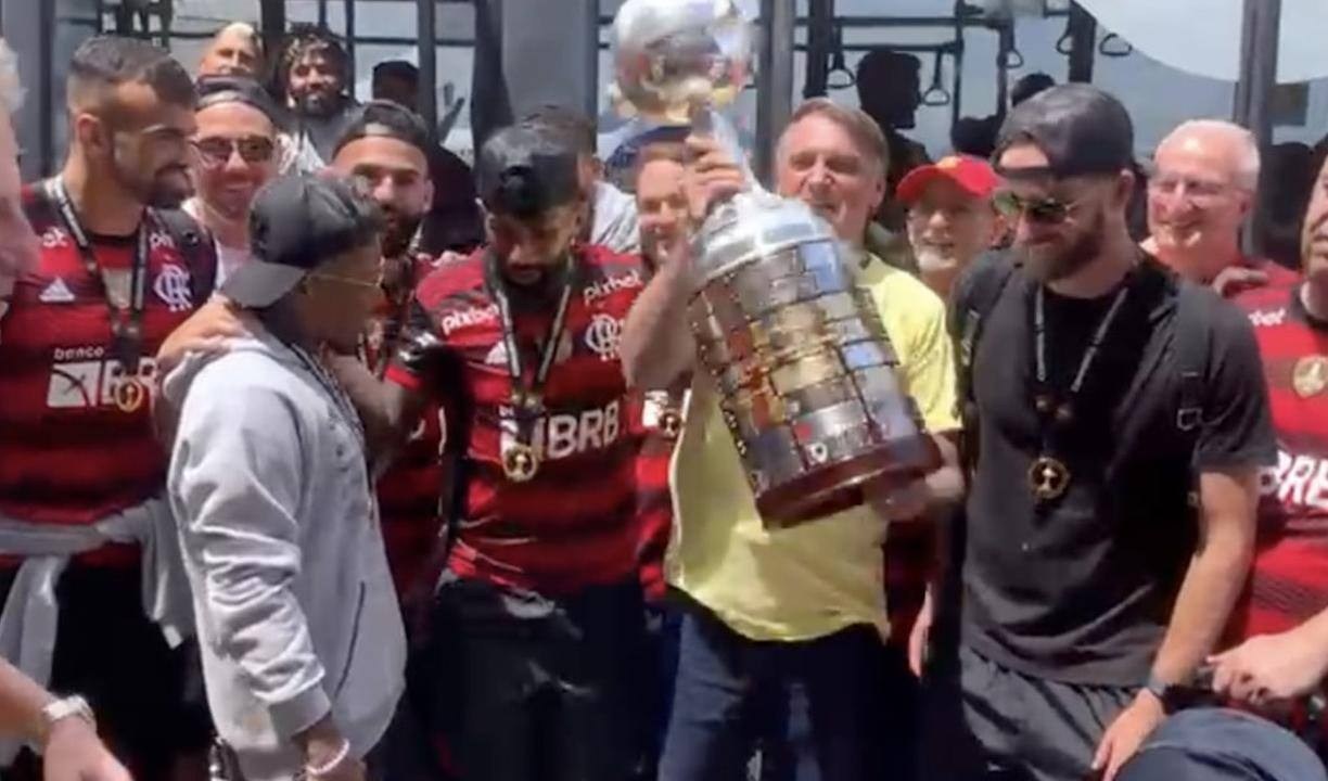 Bolsonaro com o time do Flamengo após a final da Libertadores... e em meio à eleição