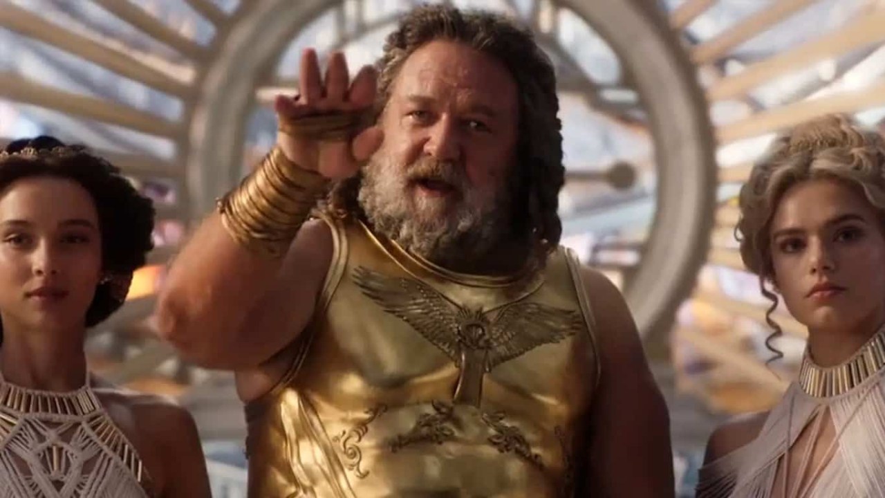 Russell Crowe como Zeus em 'Thor: Amor e Trovão'