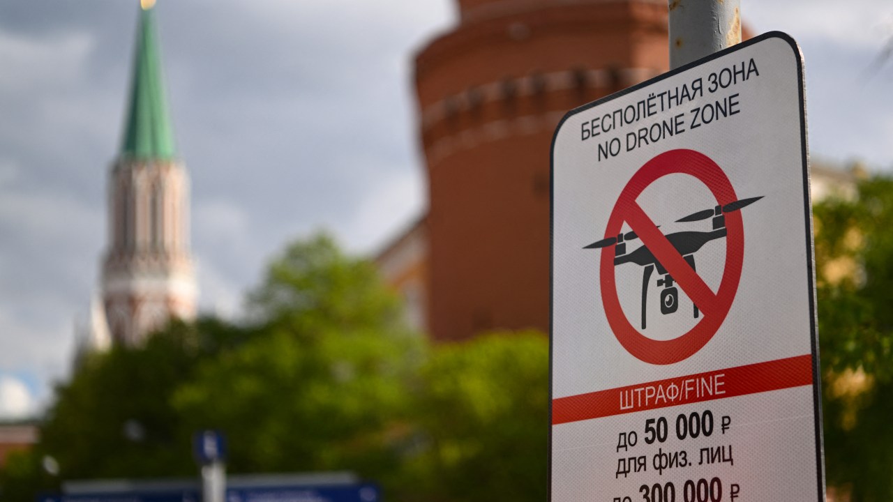 A "No Drone Zone" sign sits just off the Kremlin in central Moscow as it prohibits unmanned aerial vehicles (drones) flying over the area, on May 3, 2023. - Moscow's mayor on May 3, 2023 announced a ban on unauthorised drone flights over the Russian capital, just as the Kremlin said it had shot down two Ukrainian drones targeting President Vladimir Putin. (Photo by NATALIA KOLESNIKOVA / AFP)