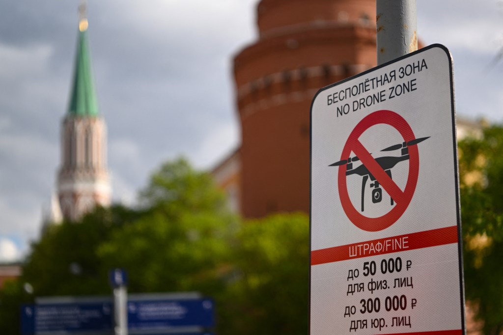 A "No Drone Zone" sign sits just off the Kremlin in central Moscow as it prohibits unmanned aerial vehicles (drones) flying over the area, on May 3, 2023. - Moscow's mayor on May 3, 2023 announced a ban on unauthorised drone flights over the Russian capital, just as the Kremlin said it had shot down two Ukrainian drones targeting President Vladimir Putin. (Photo by NATALIA KOLESNIKOVA / AFP)