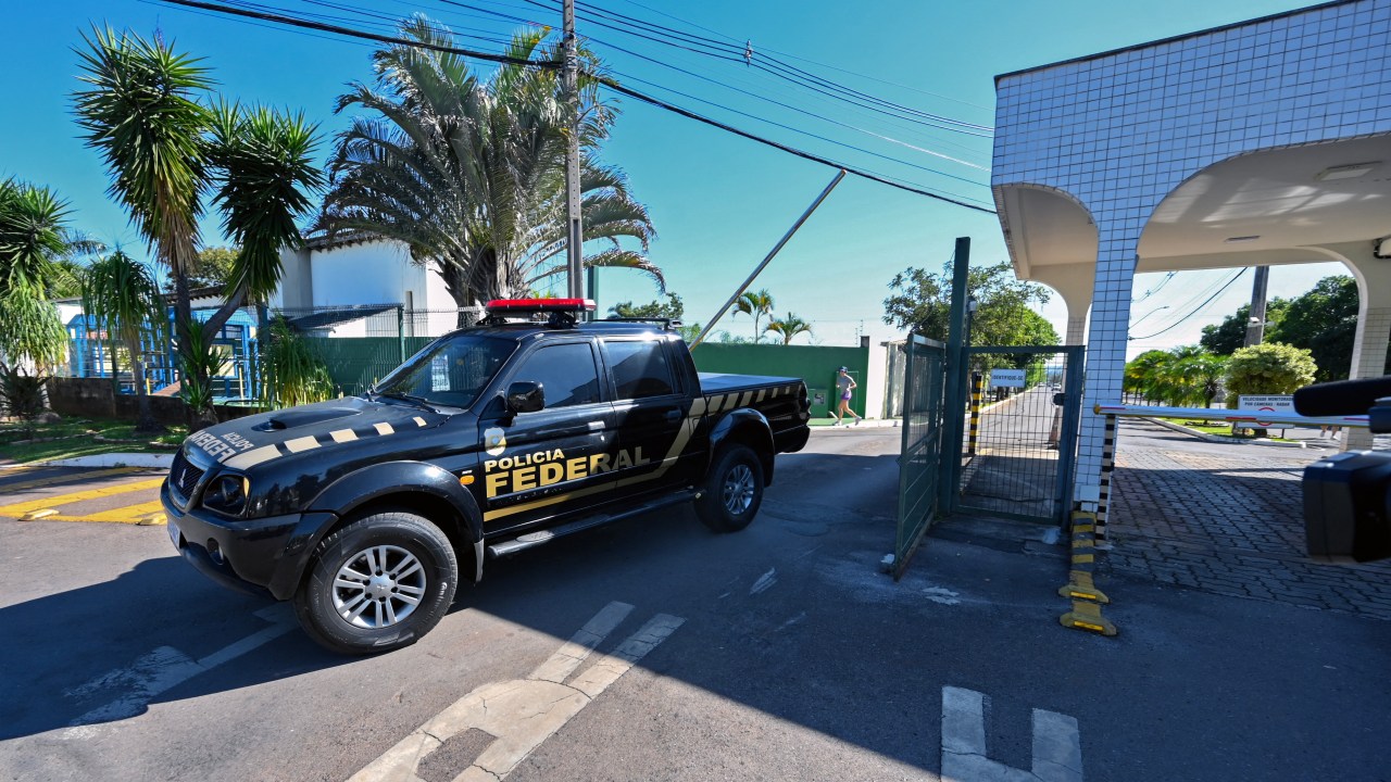 A vehicle of the Federal Police leaves the condominium where Brazilian ex-president Jair Bolsonaro lives, after allegedly searching his home as part of an investigation into allegations of falsifying COVID-19 vaccination certificates, in Brasilia on May 3, 2023. - The far-right ex-president (2019-2022), who faced widespread criticism for his unorthodox handling of the pandemic, has repeatedly said he is not vaccinated against COVID-19. Federal police confirmed they were investigating "the insertion of falsified COVID-19 vaccination data" into the health ministry's electronic vaccination records system, but did not mention Bolsonaro by name. (Photo by EVARISTO SA / AFP)