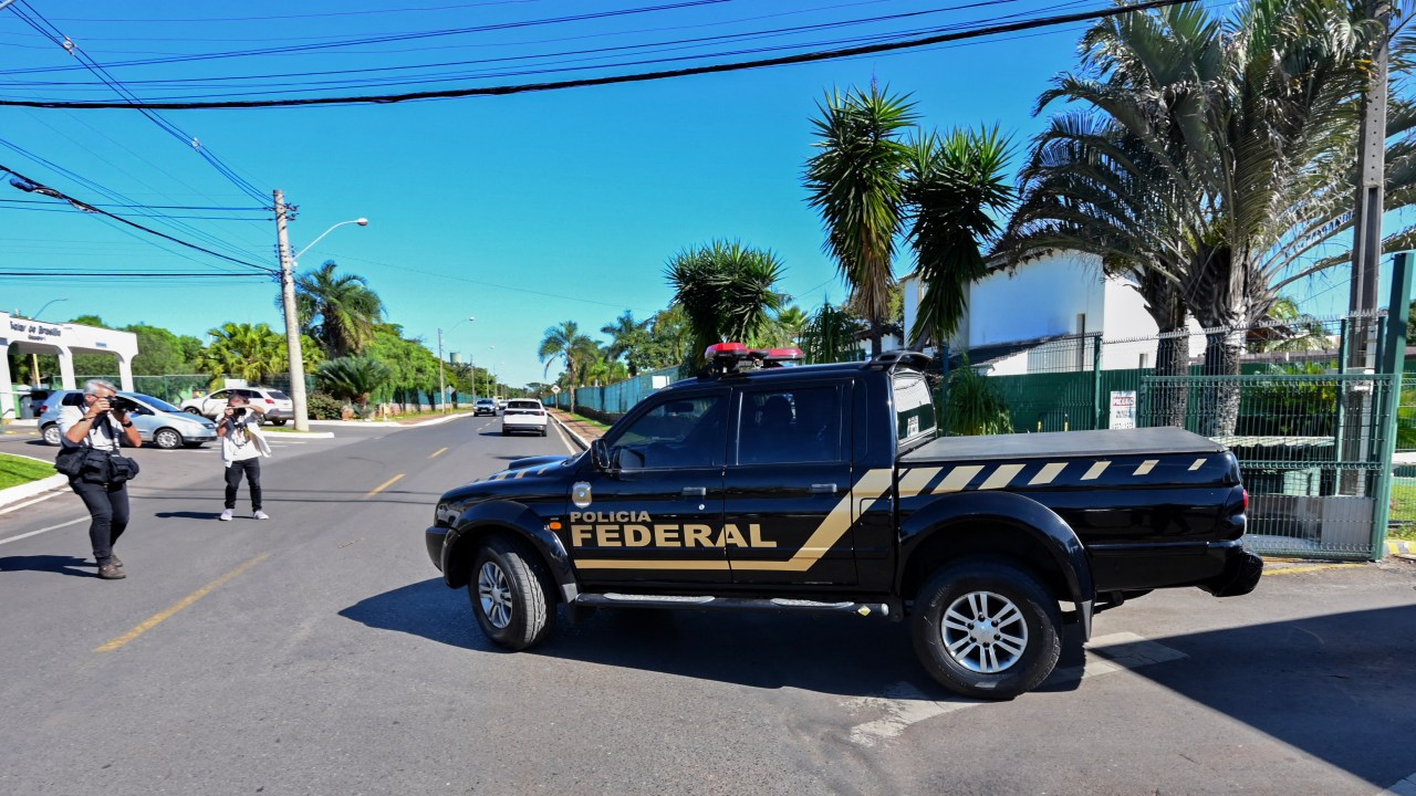 A vehicle of the Federal Police leaves the condominium where Brazilian ex-president Jair Bolsonaro lives, after allegedly searching his home as part of an investigation into allegations of falsifying COVID-19 vaccination certificates, in Brasilia on May 3, 2023. - The far-right ex-president (2019-2022), who faced widespread criticism for his unorthodox handling of the pandemic, has repeatedly said he is not vaccinated against COVID-19. Federal police confirmed they were investigating "the insertion of falsified COVID-19 vaccination data" into the health ministry's electronic vaccination records system, but did not mention Bolsonaro by name. (Photo by EVARISTO SA / AFP)