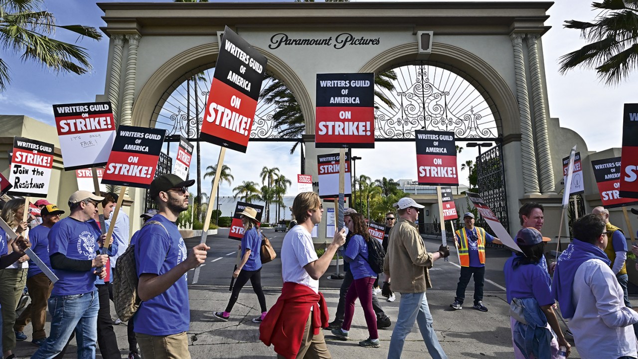 PROTESTOS - Profissionais do cinema e da TV: manifestações diárias na frente dos grandes estúdios em Los Angeles