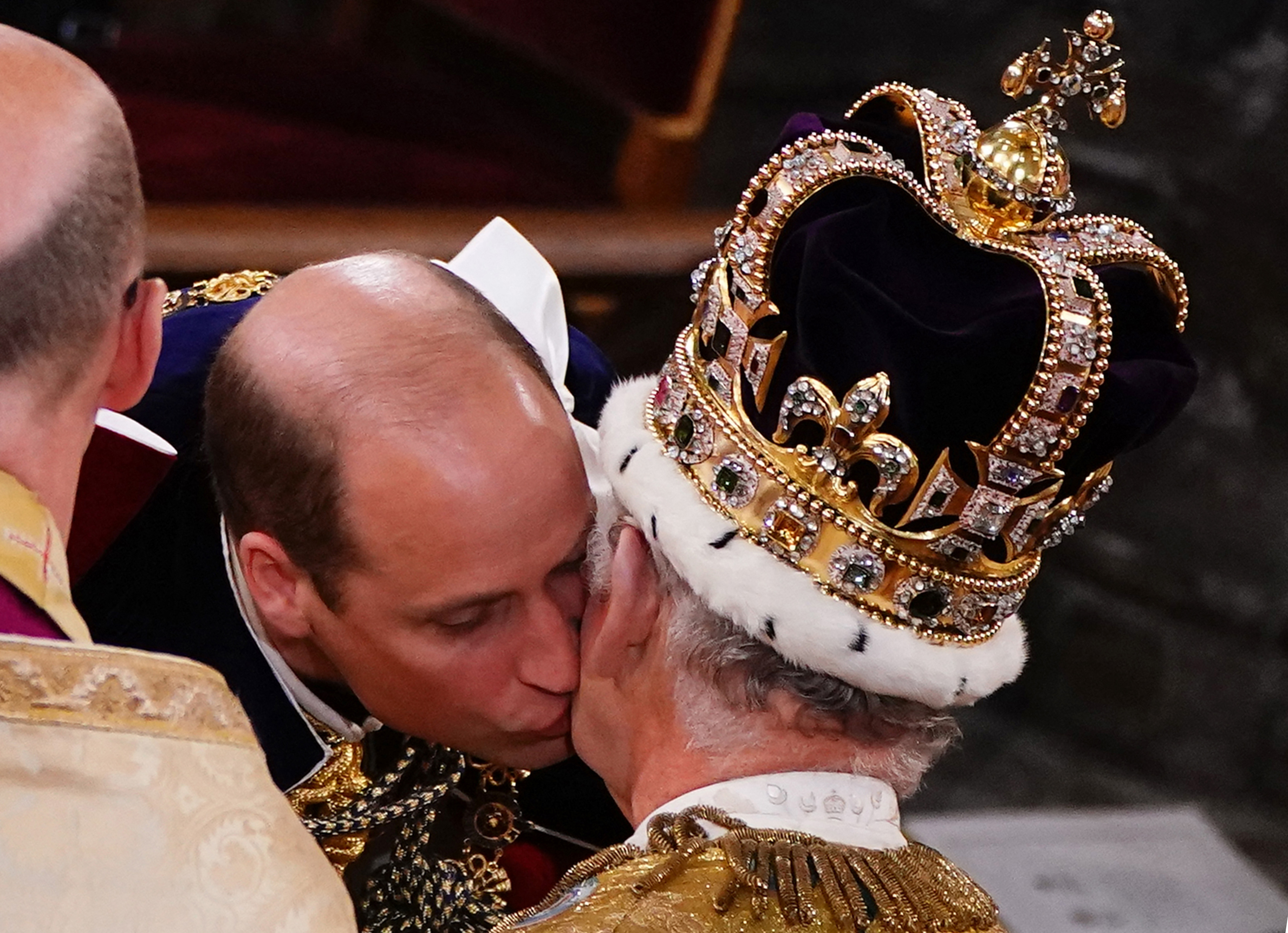 Coroação do rei Charles III tem multidão nas ruas e protestos