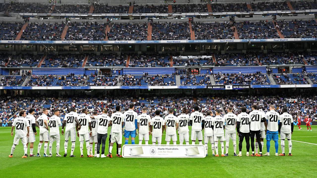 Real Madrid's players wear the jersey of Vinicius Junior in support to the Real Madrid's Brazilian forward prior the Spanish league football match between Real Madrid CF and Rayo Vallecano de Madrid at the Santiago Bernabeu stadium in Madrid on May 24, 2023. Vinicius drew global support after making a stand against racist abuse he received on May 21 from Valencia supporters at their Mestalla stadium. (Photo by JAVIER SORIANO / AFP)