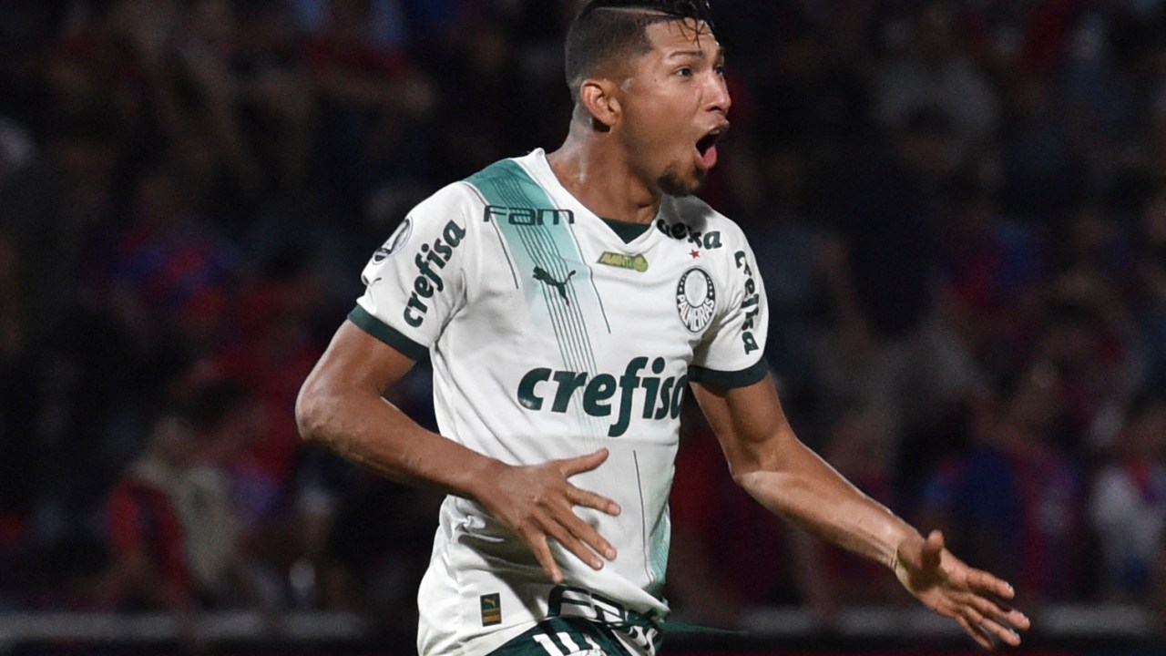 Palmeiras' forward Rony celebrates after scoring during the Copa Libertadores group stage second leg football match between Paraguay's Cerro Porteño and Brazil's Palmeiras at the General Pablo Rojas stadium in Asuncion, on May 24, 2023. (Photo by NORBERTO DUARTE / AFP)