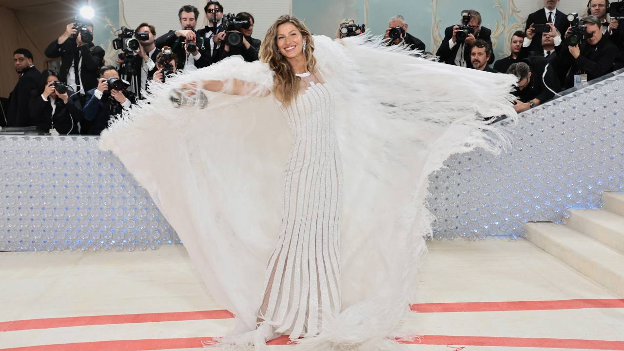 Gisele Bündchen no Met Gala 2023; evento faz homenagem a Karl Lagerfeld