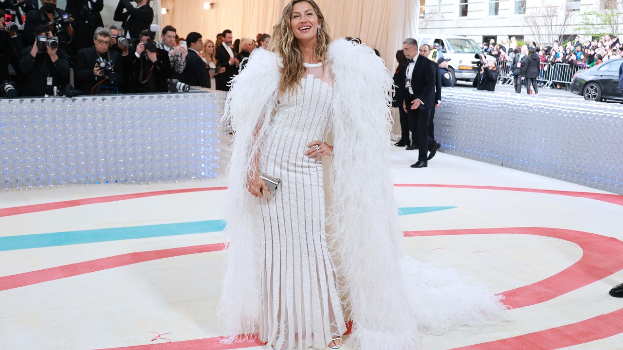 NEW YORK, NEW YORK - MAY 01: Gisele B¸ndchen attends The 2023 Met Gala Celebrating "Karl Lagerfeld: A Line Of Beauty" at The Metropolitan Museum of Art on May 01, 2023 in New York City. Theo Wargo/Getty Images for Karl Lagerfeld/AFP (Photo by Theo Wargo / GETTY IMAGES NORTH AMERICA / Getty Images via AFP)