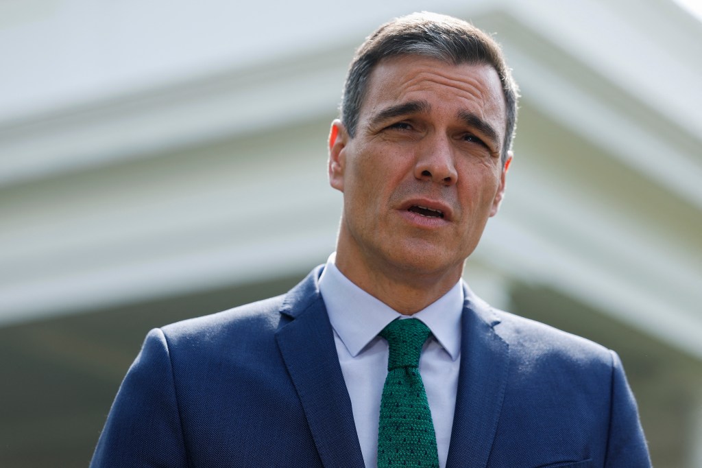 WASHINGTON, DC - MAY 12: Spain's Prime Minister Pedro Sánchez speaks to reporters outside of the Oval Office of the White House after a bilateral meeting with U.S. President Joe Biden on May 12, 2023 in Washington, DC. Prime Minister Sánchez met to discuss Ukraine, trade and immigration with President Biden. Anna Moneymaker/Getty Images/AFP (Photo by Anna Moneymaker / GETTY IMAGES NORTH AMERICA / Getty Images via AFP)