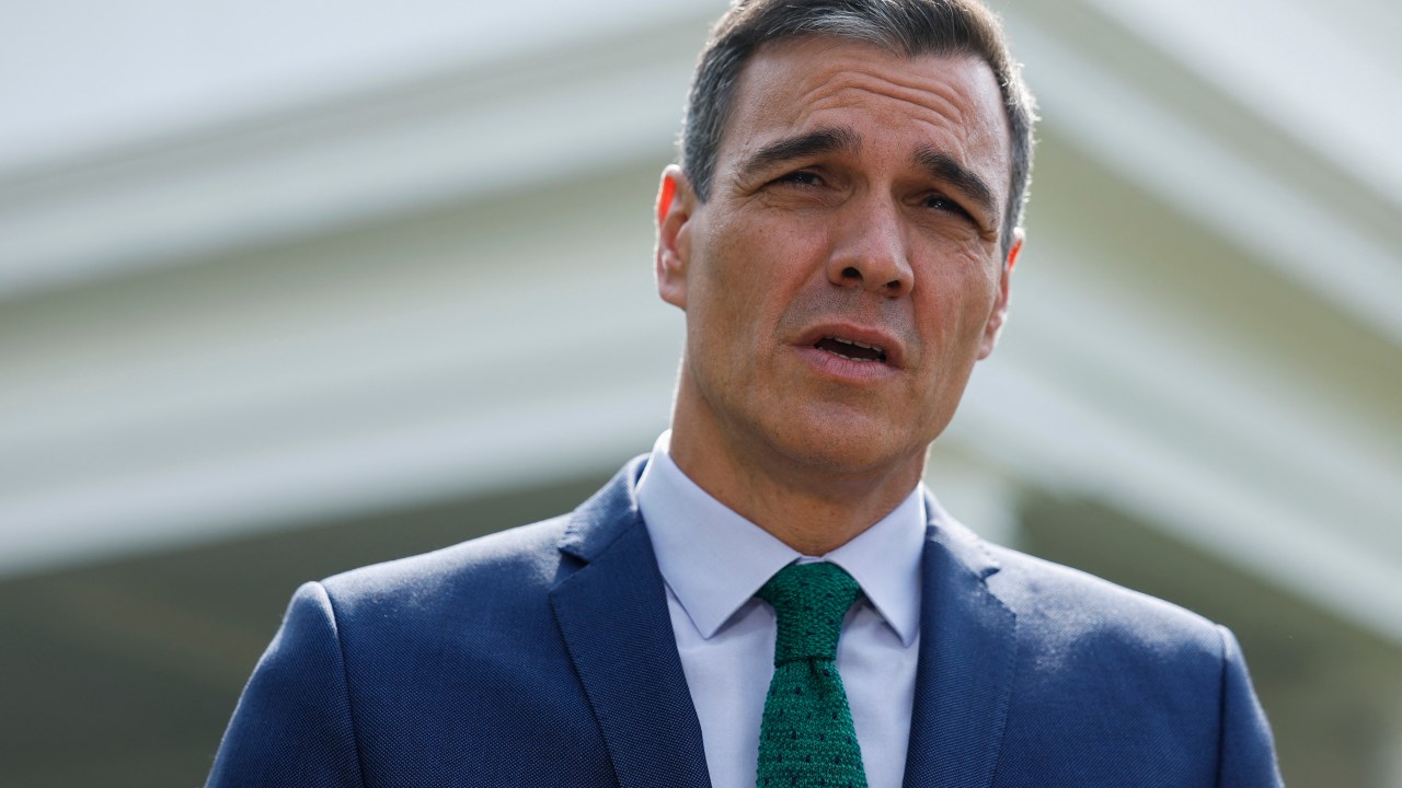 WASHINGTON, DC - MAY 12: Spain's Prime Minister Pedro Sánchez speaks to reporters outside of the Oval Office of the White House after a bilateral meeting with U.S. President Joe Biden on May 12, 2023 in Washington, DC. Prime Minister Sánchez met to discuss Ukraine, trade and immigration with President Biden. Anna Moneymaker/Getty Images/AFP (Photo by Anna Moneymaker / GETTY IMAGES NORTH AMERICA / Getty Images via AFP)