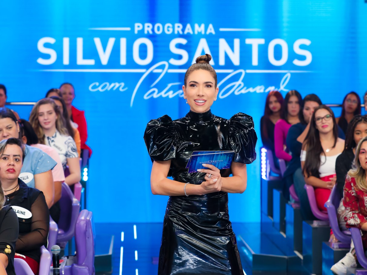 Silvio Santos troca de lugar com Patrícia Abravanel e joga