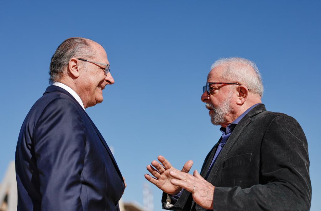 O vice-presidente Geraldo Alckmin conversa com o presidente Luiz Inácio Lula da Silva na Base Aérea de Brasília