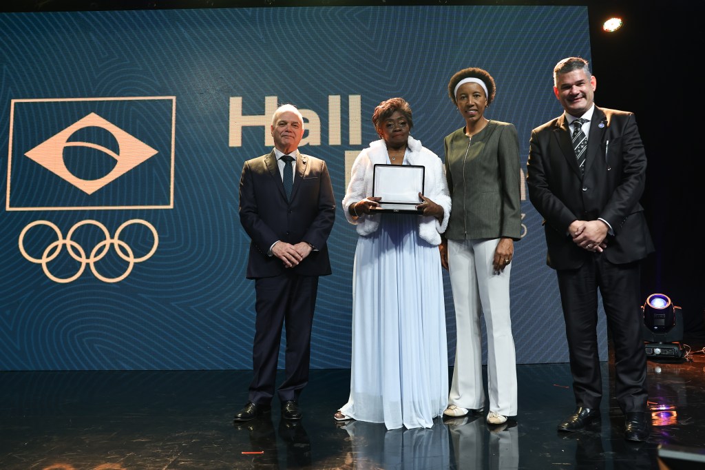 A velocista Melânia Luz, a primeira atleta negra do Brasil a participar dos Jogos, em 1948, recebeu a láurea em São Paulo; a homenagem foi recebida por sua filha -