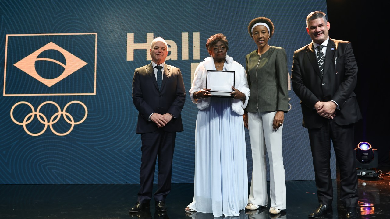 A velocista Melânia Luz, a primeira atleta negra do Brasil a participar dos Jogos, em 1948, recebeu a láurea em São Paulo; a homenagem foi recebida por sua filha -