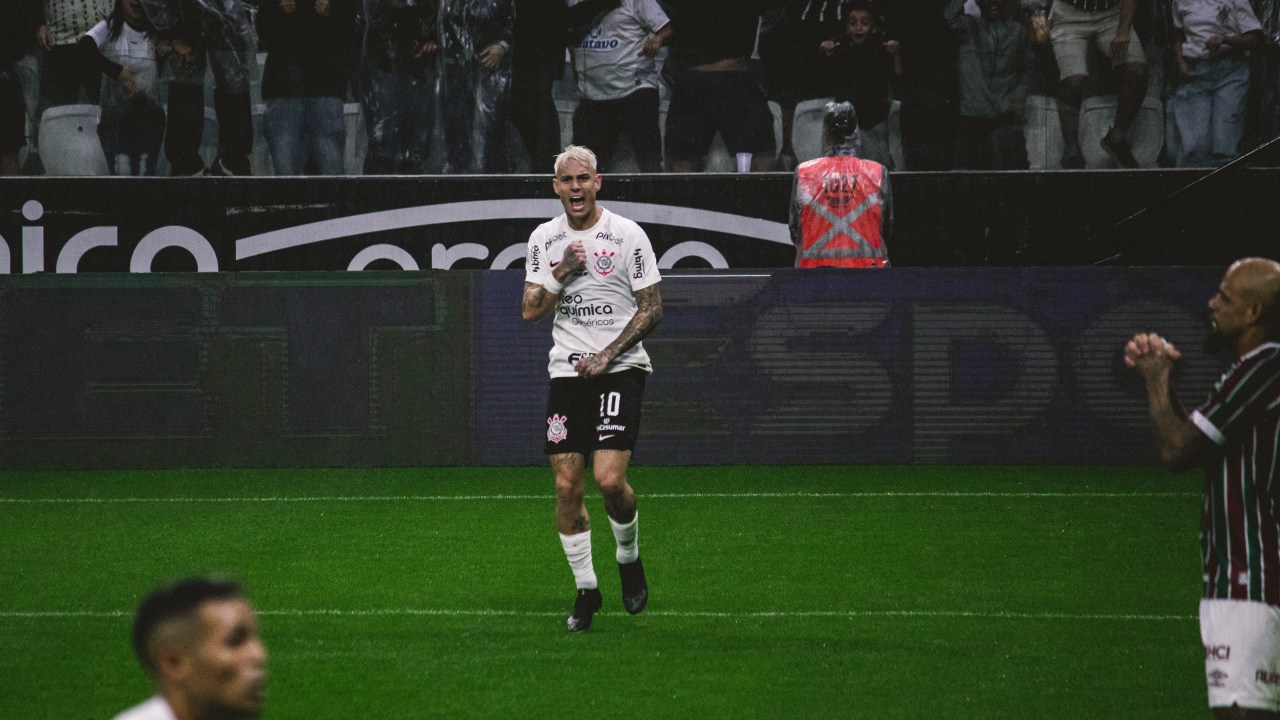 Roger Guedes marcou os dois gols do Corinthians na partida contra o Fluminense