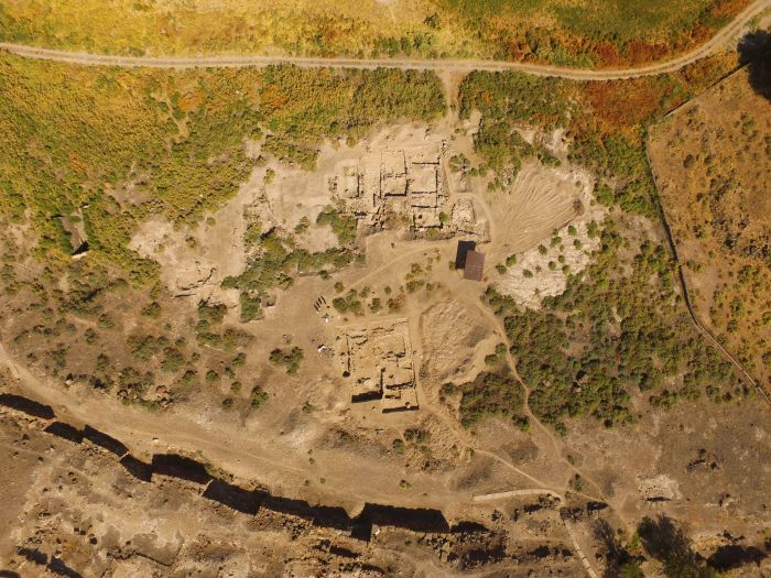 Vista aérea de Metsamor. Na parte inferior é possível ver o muro da fortificação e, no centro, o local onde as cinzas foram encontrados.