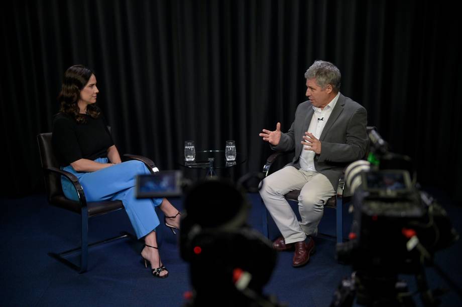 O ministro do Desenvolvimento Agrário e Agricultura Familiar, Paulo Teixeira, durante a gravação do programa Amarelas On Air, de Veja.