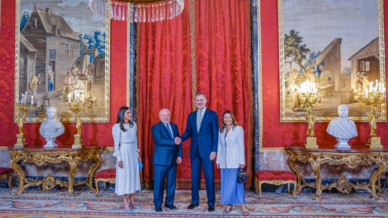 A rainha da Espanha, Letizia Ortiz Rocasolano, o presidente Luiz Inácio Lula da Silva, o rei Felipe VI, e a primeira-dama Janja da Silva, no Palácio Real, em Madri, capital da Espanha, no dia 26 de abril